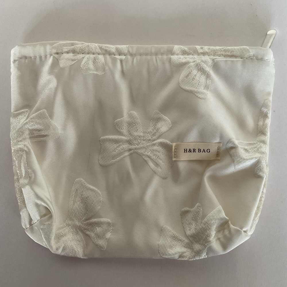 NWOT H & R Large Cream Cosmetic Bag with zippered top.